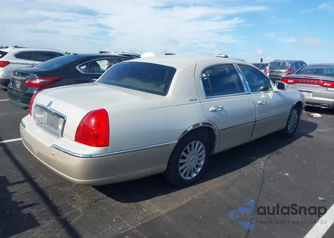 2005 Lincoln Town Car Signature z USA, uszkodzony, nr VIN 1LNHM81W75Y667631